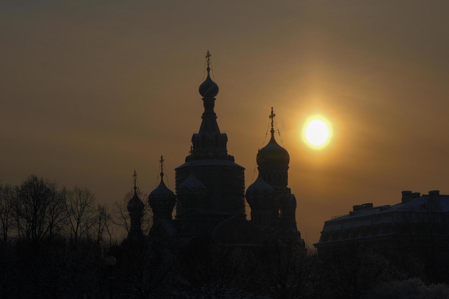 Silhouette der Kathedrale des Erlösers auf vergossenem Blut, st. Petersburg, Russland foto