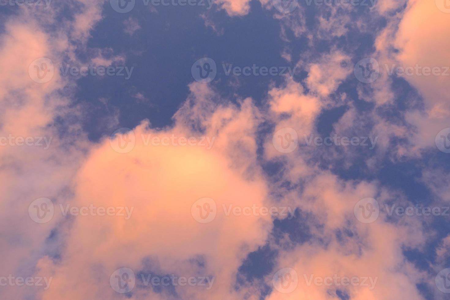 blauer Himmel mit verträumten Wolken foto