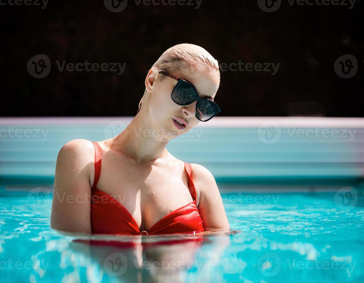 junges schönes sexy Mädchen, das es genießt, im privaten Pool zu schwimmen und sich in der Sonne zu entspannen? foto