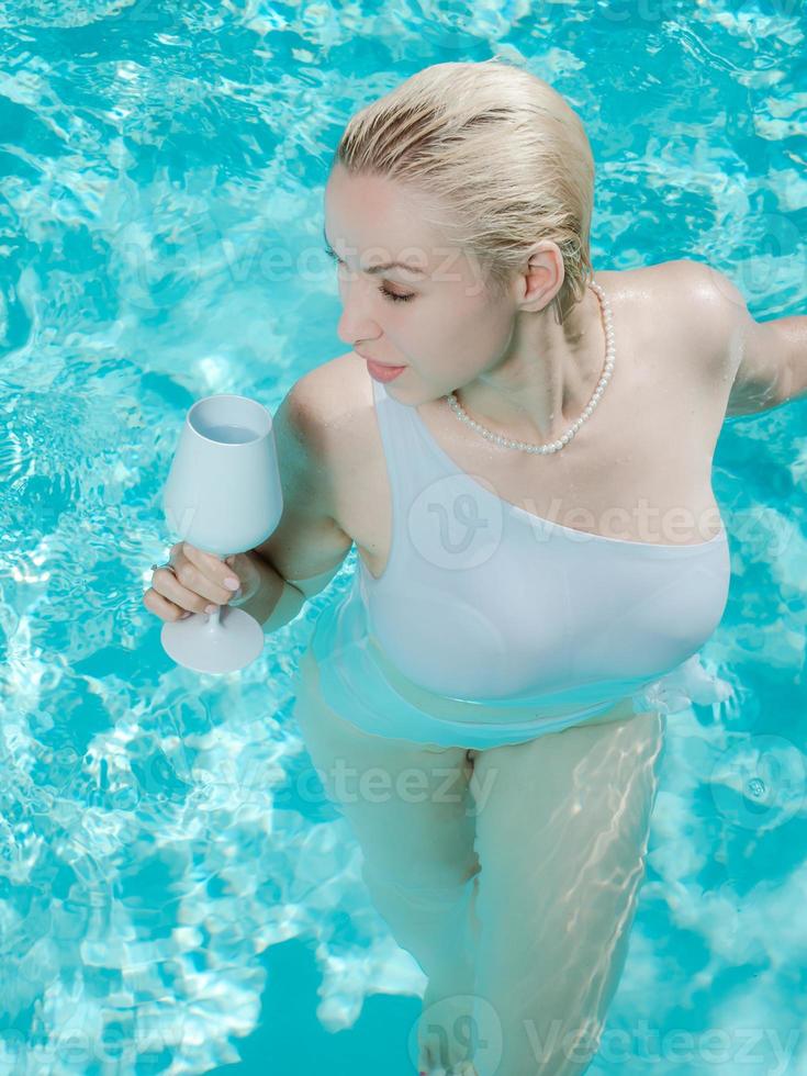 junges schönes sexy Mädchen, das es genießt, im privaten Pool zu schwimmen und sich in der Sonne zu entspannen? foto