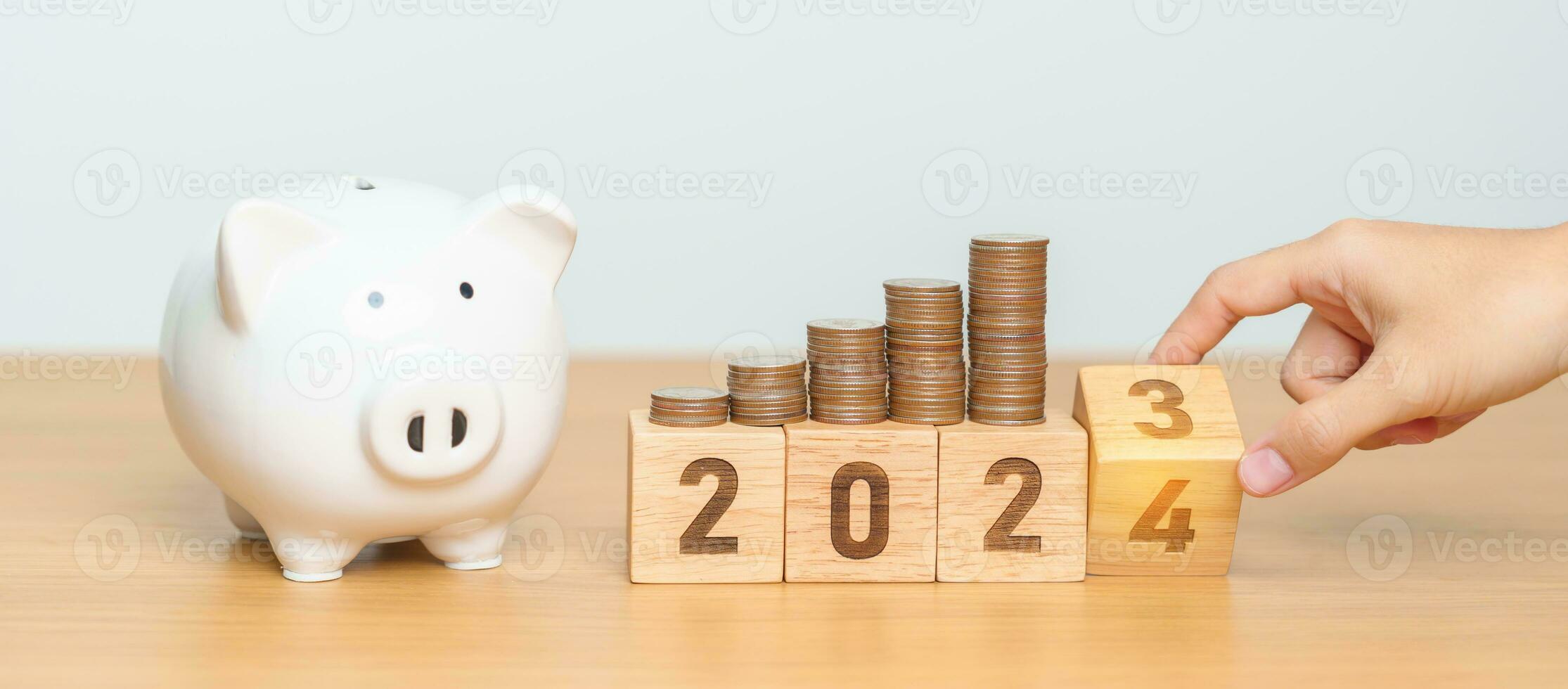glücklich Neu Jahr mit Schweinchen Bank und umdrehen 2023 Veränderung zu 2024 Block. Auflösung, Ziele, planen, Aktion, Geld sparen, Pensionierung Fonds, die Pension, Investition und finanziell Konzept foto