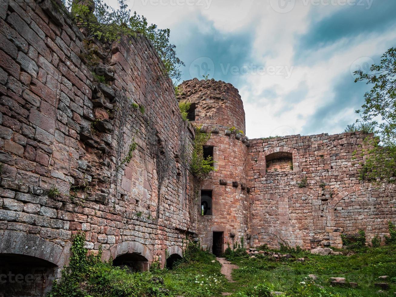 mittelalterliche burg landsberg in vogesen, elsass. alte Ruinen in den Bergen. foto