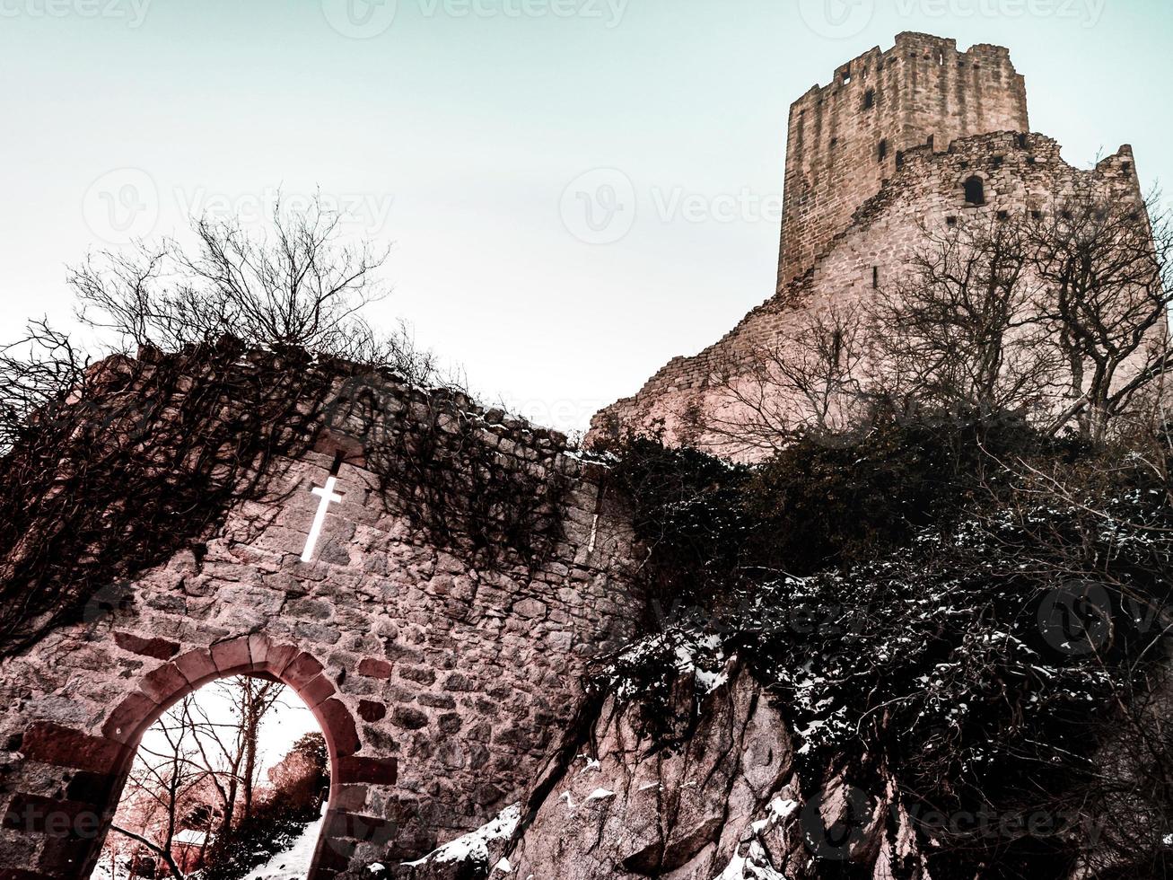 Berglandschaft mit den Ruinen einer mittelalterlichen Burg in den Vogesen. foto