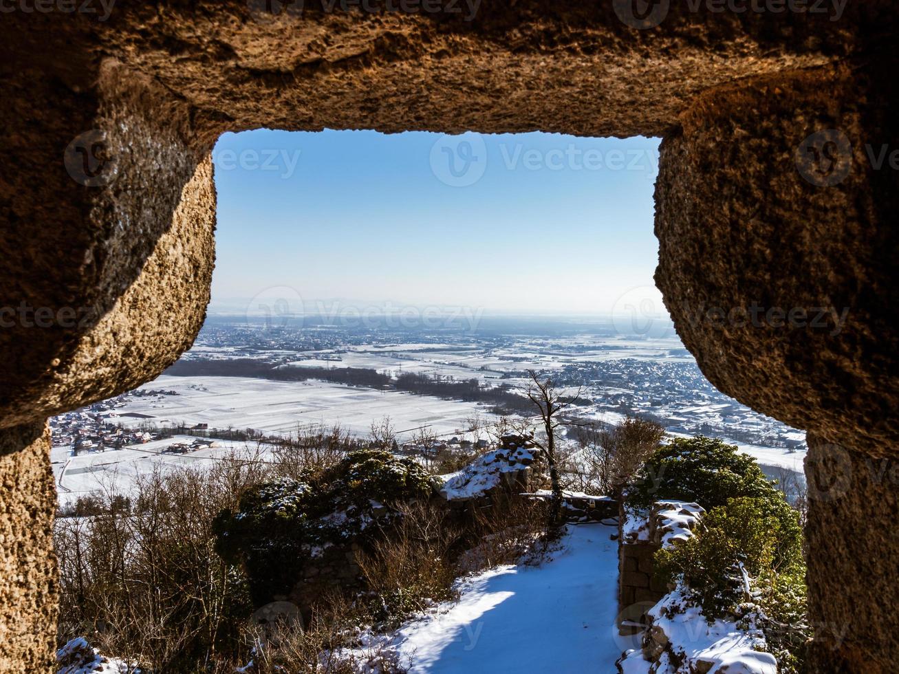 Berglandschaft mit den Ruinen einer mittelalterlichen Burg in den Vogesen. foto