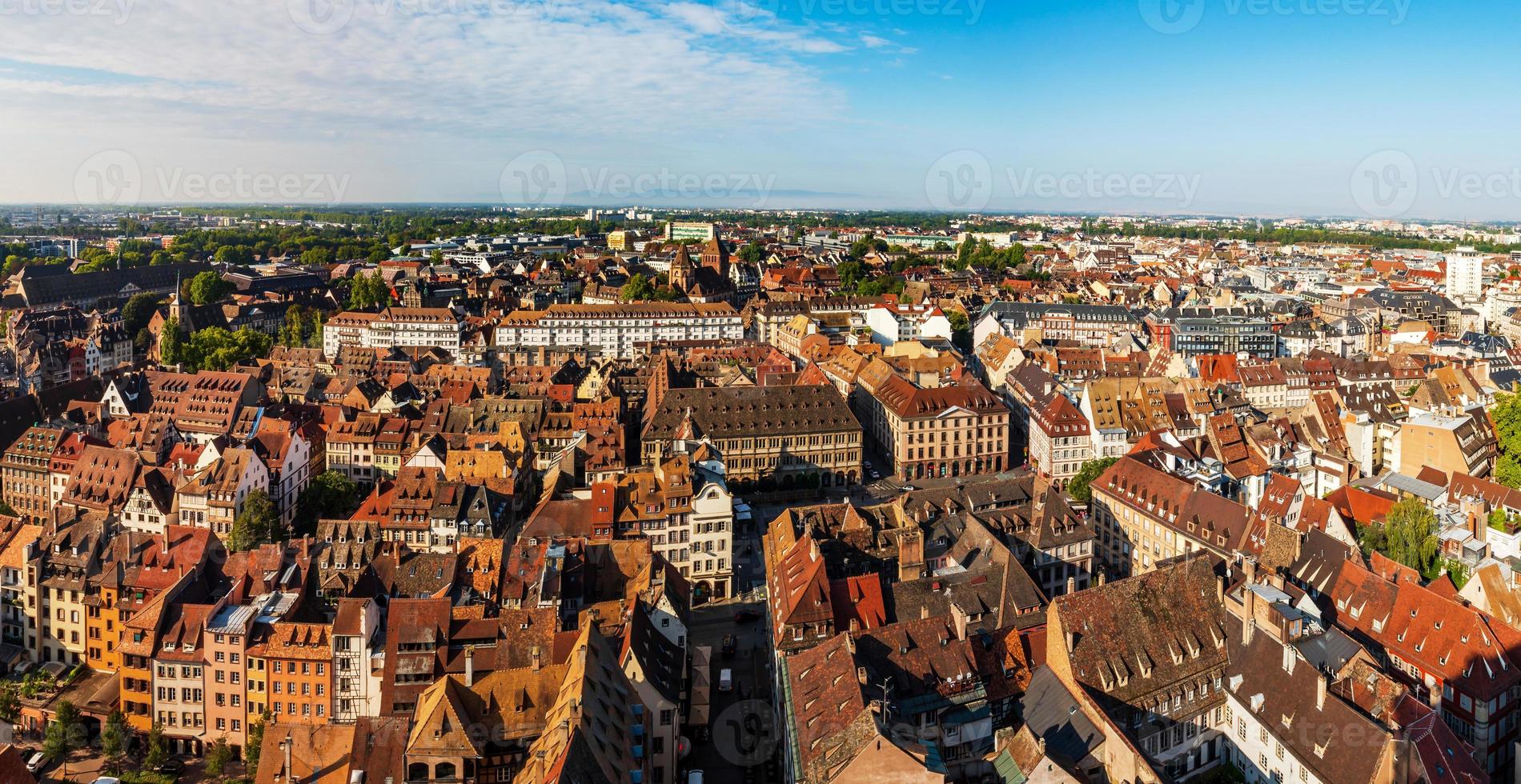 Luftbild der Stadt Straßburg. sonniger Tag. rote Ziegeldächer. foto