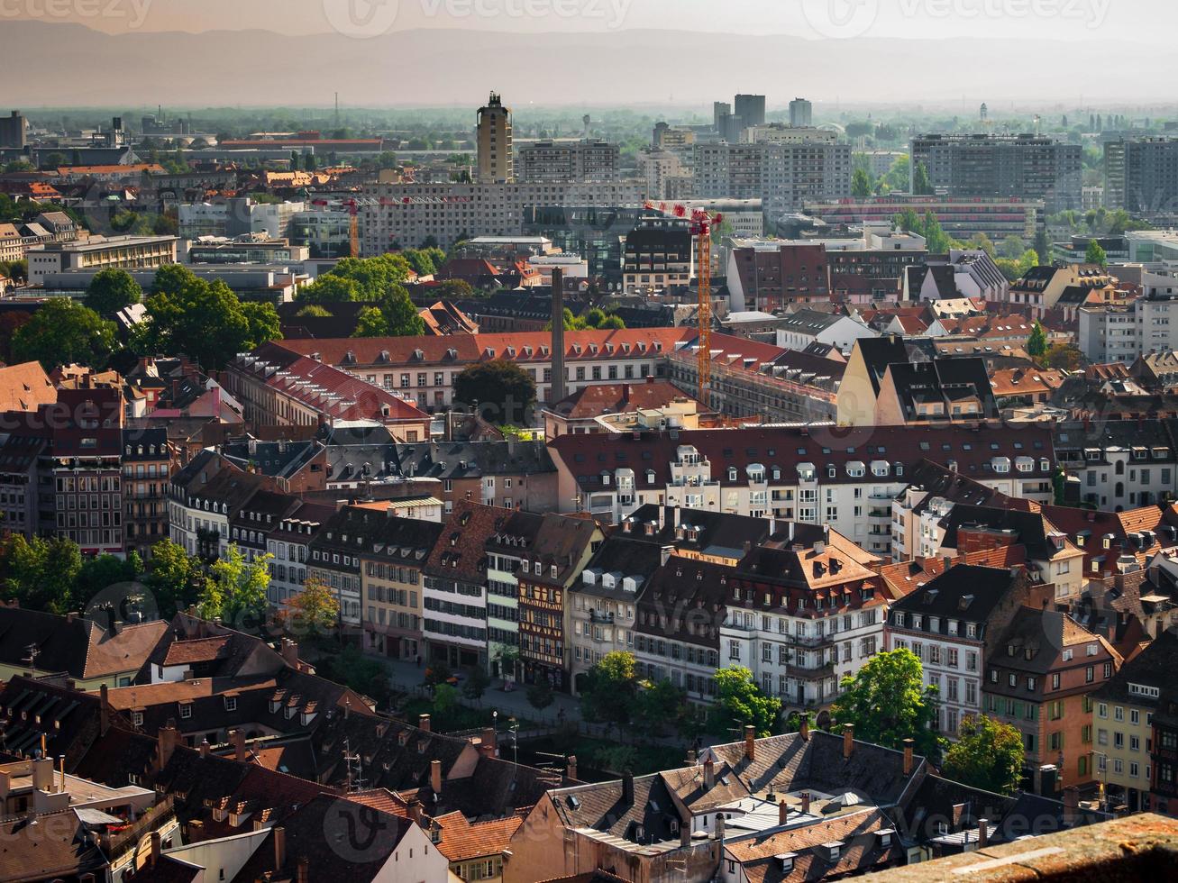 Luftbild der Stadt Straßburg. sonniger Tag. rote Ziegeldächer. foto