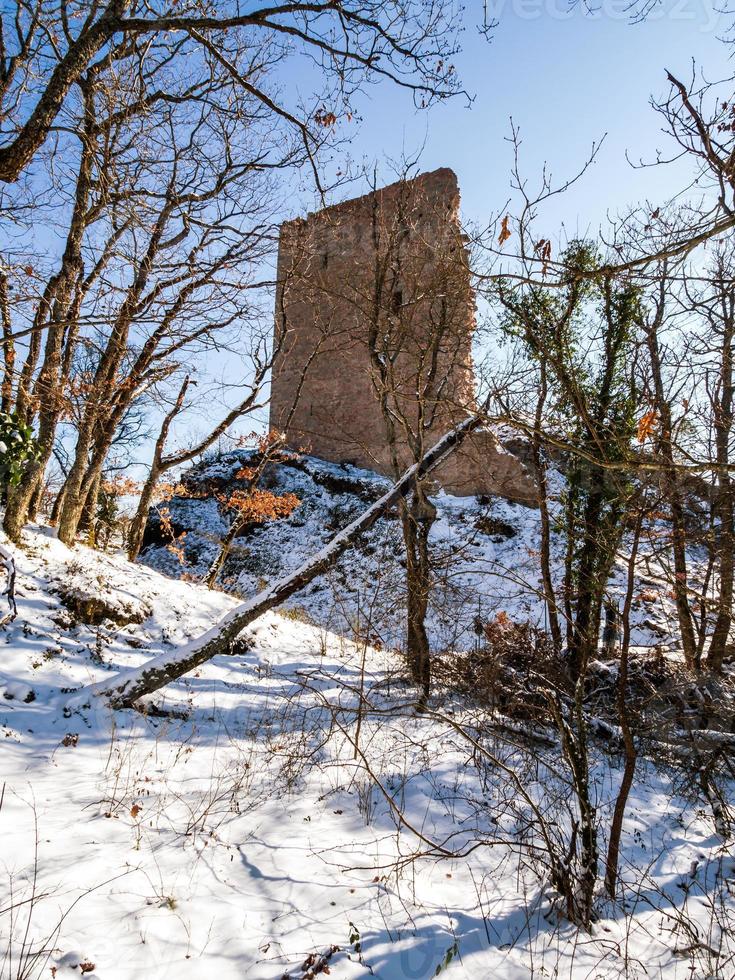 Berglandschaft mit den Ruinen einer mittelalterlichen Burg in den Vogesen. foto