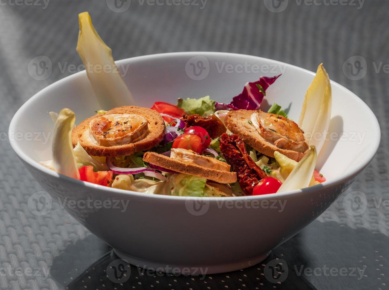 leckerer und schön zubereiteter Salat mit Hühnchen und Gemüse. foto