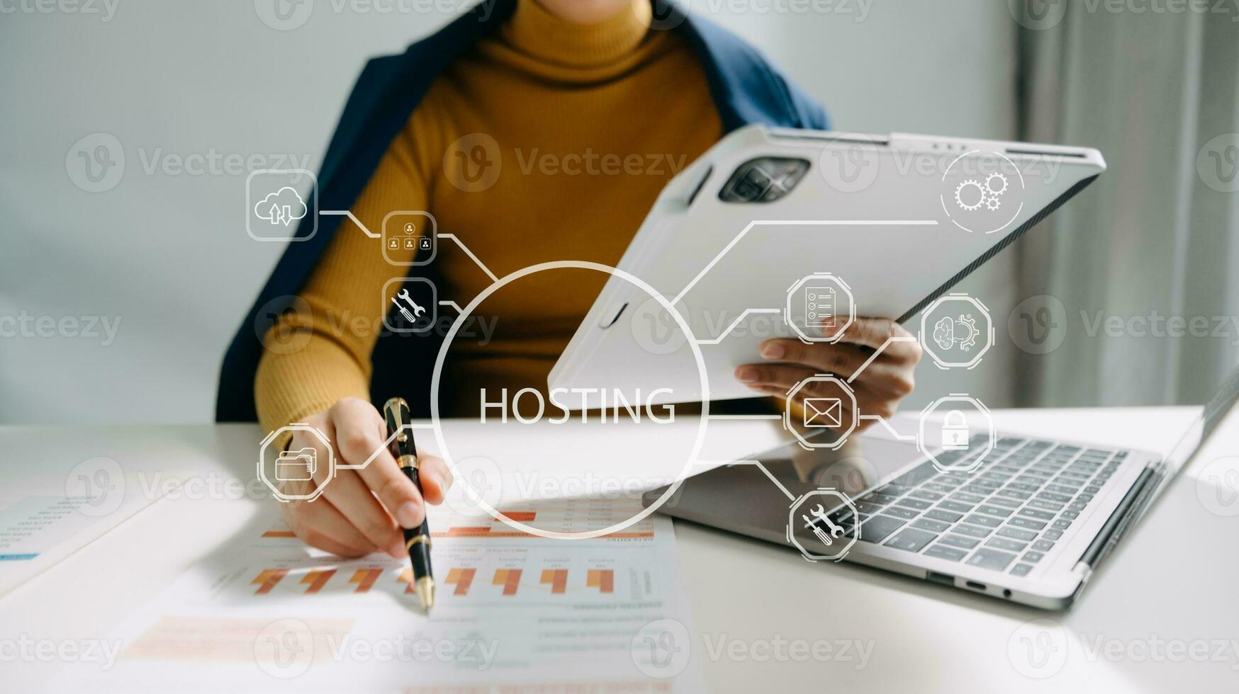 Netz Hosting Konzept, Frau mit Computer, Tablette und drückt seine Finger auf das virtuell Bildschirm Inschrift Hosting auf Schreibtisch, Internet, Geschäft, Digital Technologie Konzept. foto