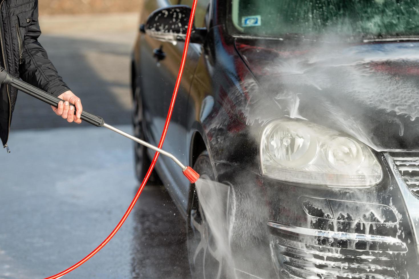 Auto ohne Touch-Wasch-Selbstbedienung. mit Wasser und Schaum waschen. foto