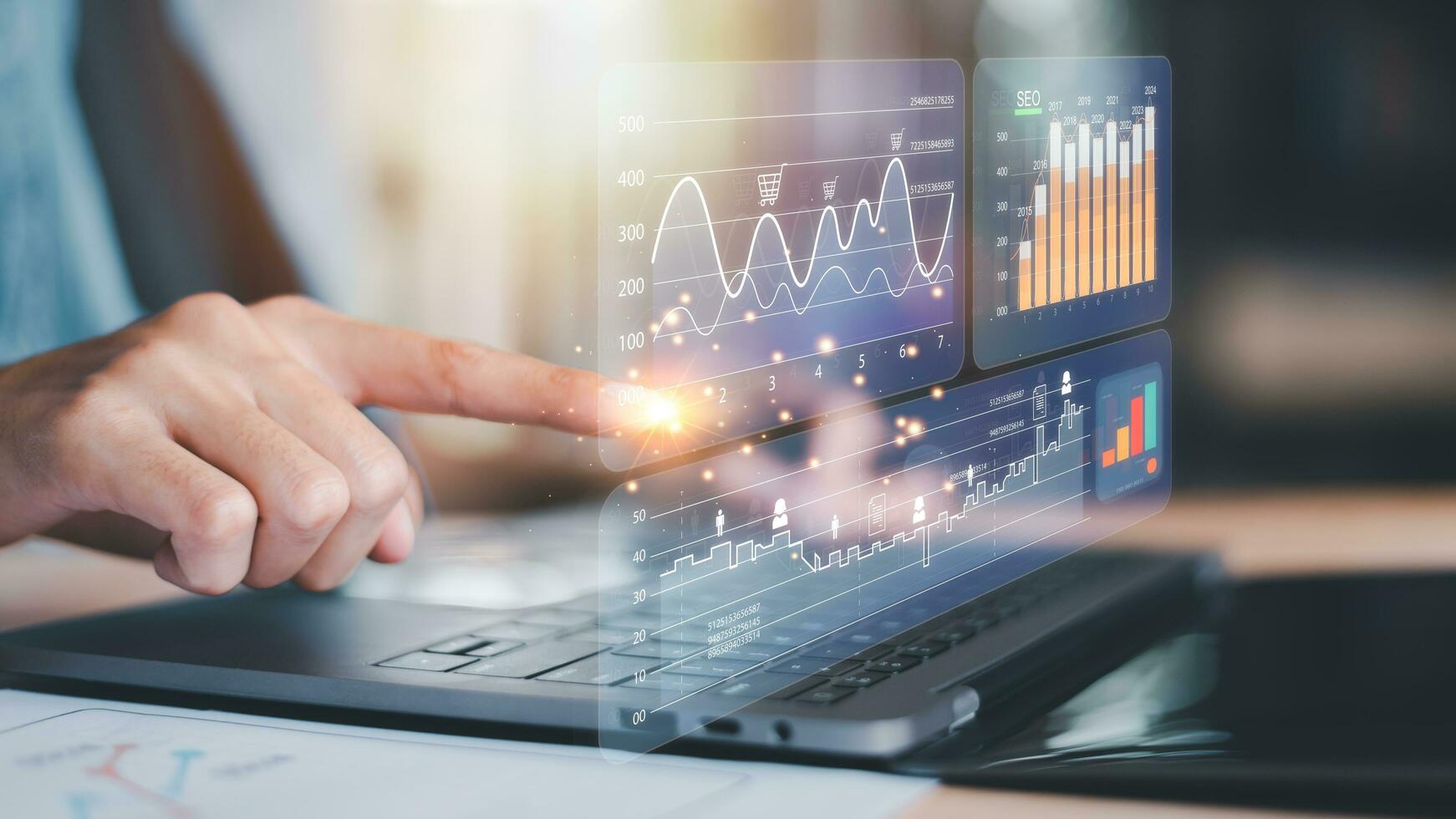 Vermarkter zeigt an Geschäft Wachstum Graph, SEO ,Optimierung Analyse Werkzeug, Suche Motor Ranglisten, Sozial Medien Websites basierend auf Ergebnisse Analyse Daten , strategisch Planung ,Daten statistisch Analyse foto