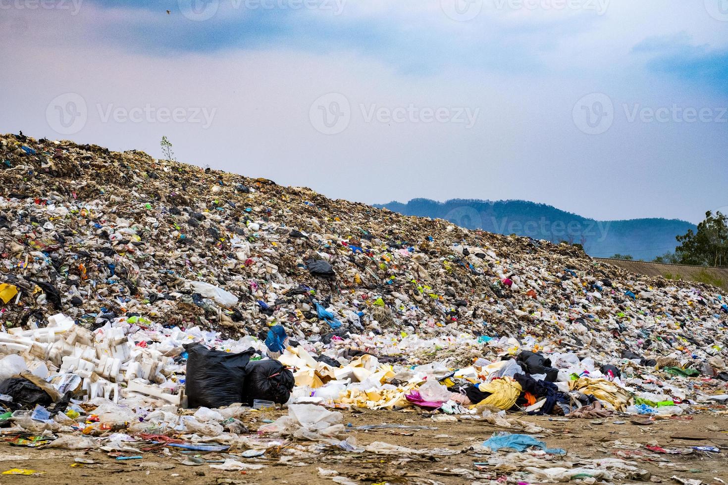 verschmutzter Berg großer Müllhaufen und Umweltverschmutzung foto