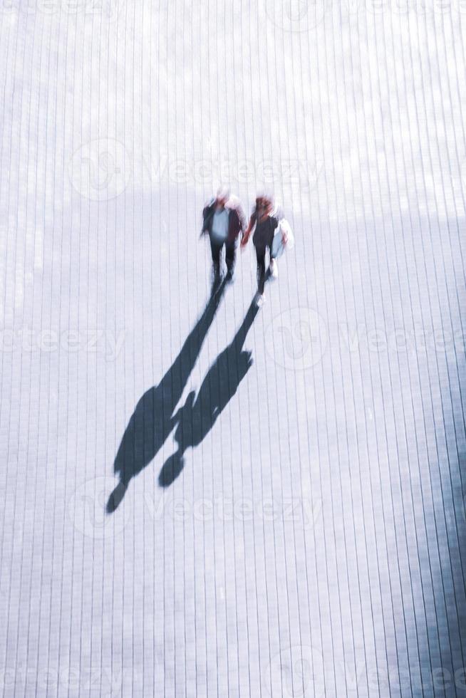 Tourist, der auf der Straße in der Stadt Bilbao, Spanien, herumläuft foto