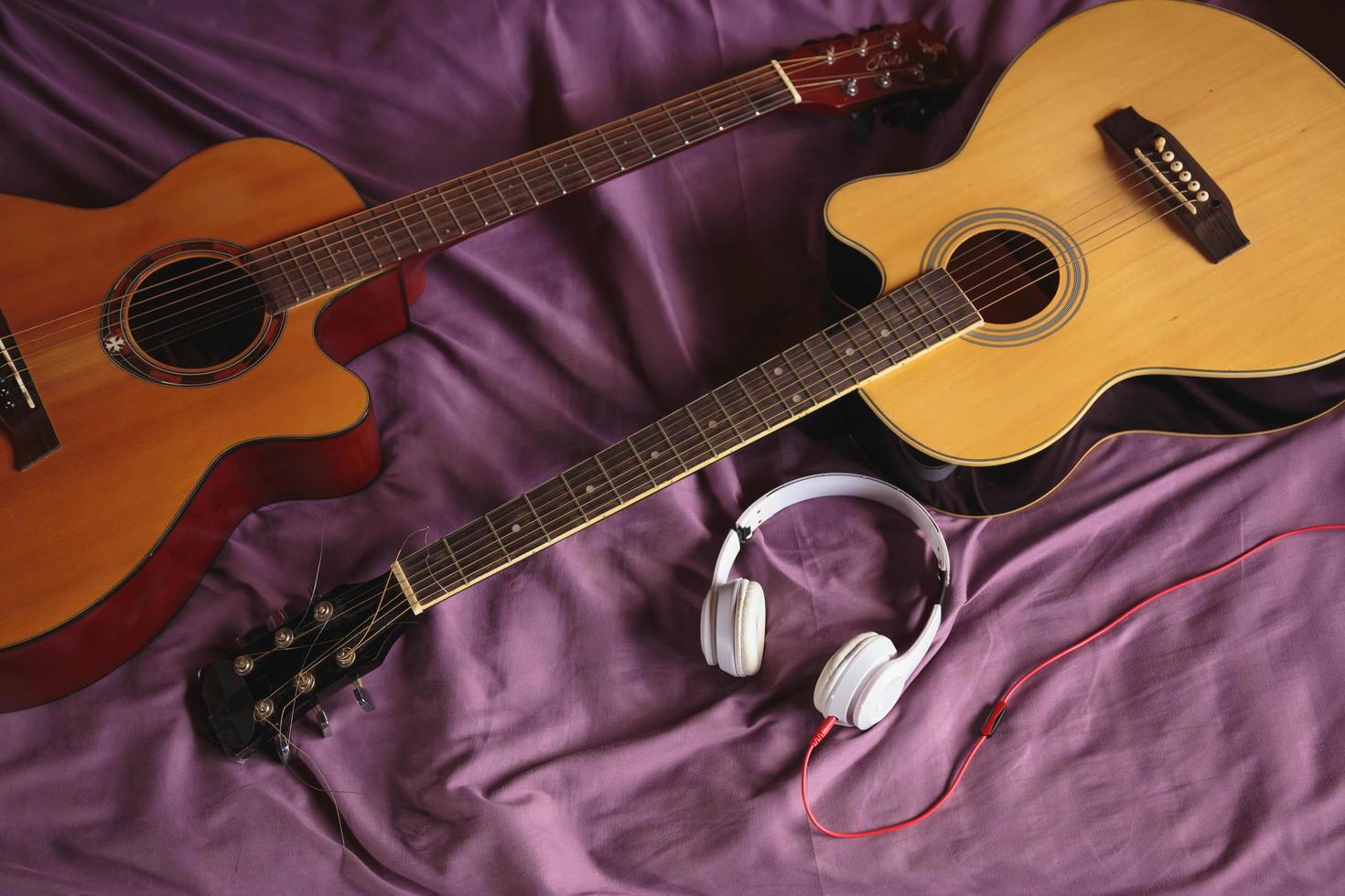 zwei klassische gitarren im bett foto