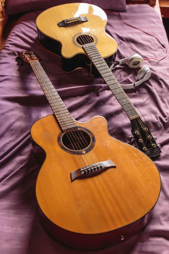 zwei klassische gitarren im bett foto