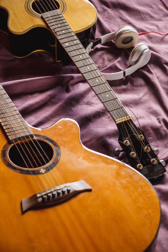 zwei klassische gitarren im bett foto
