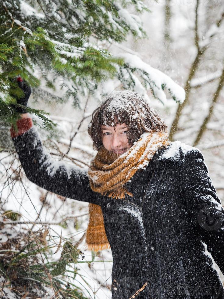 junges Mädchen in einem verschneiten Wald foto