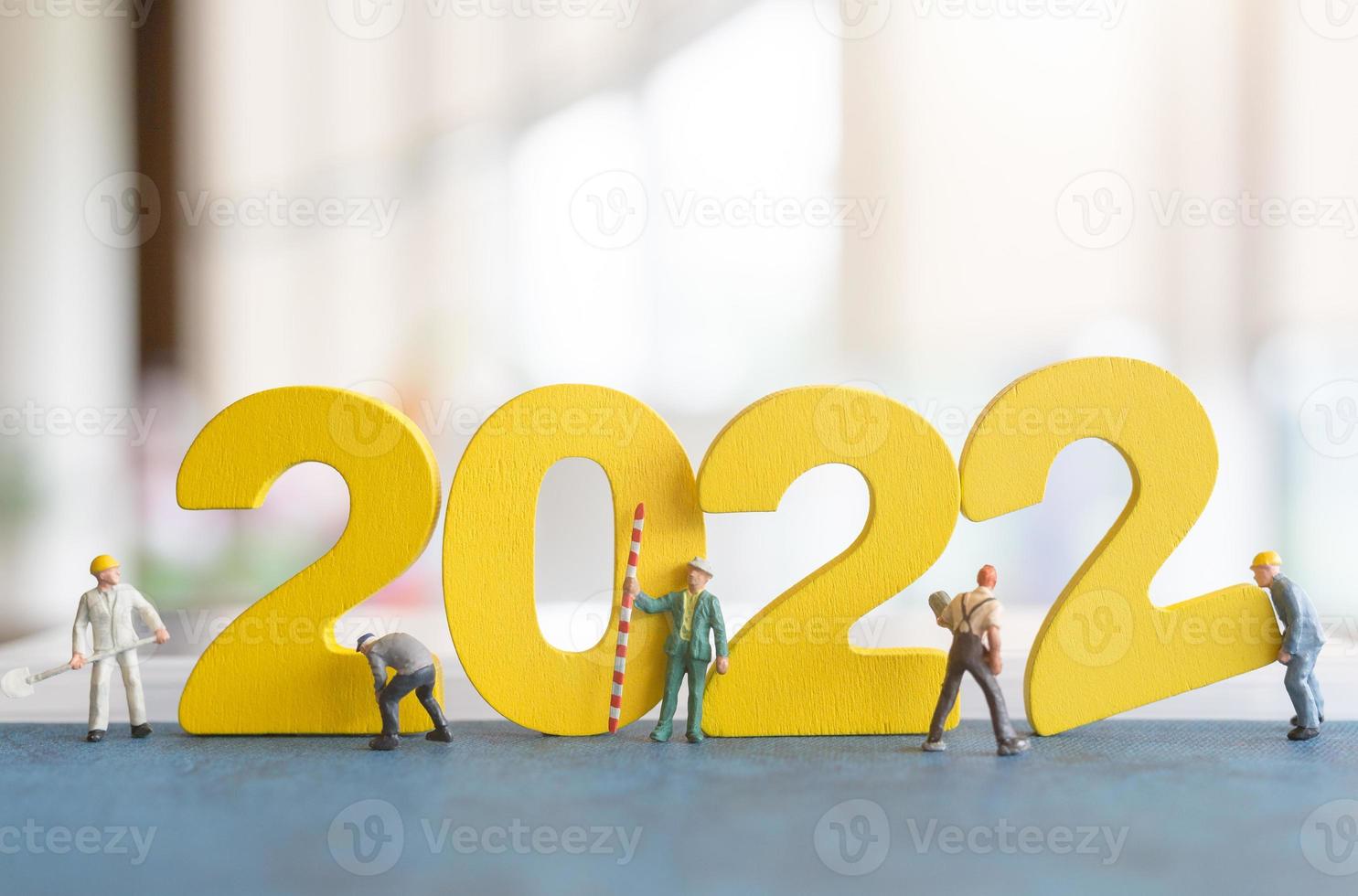 Miniatur-Leute-Arbeiter-Team Build-Nummer 2022 foto