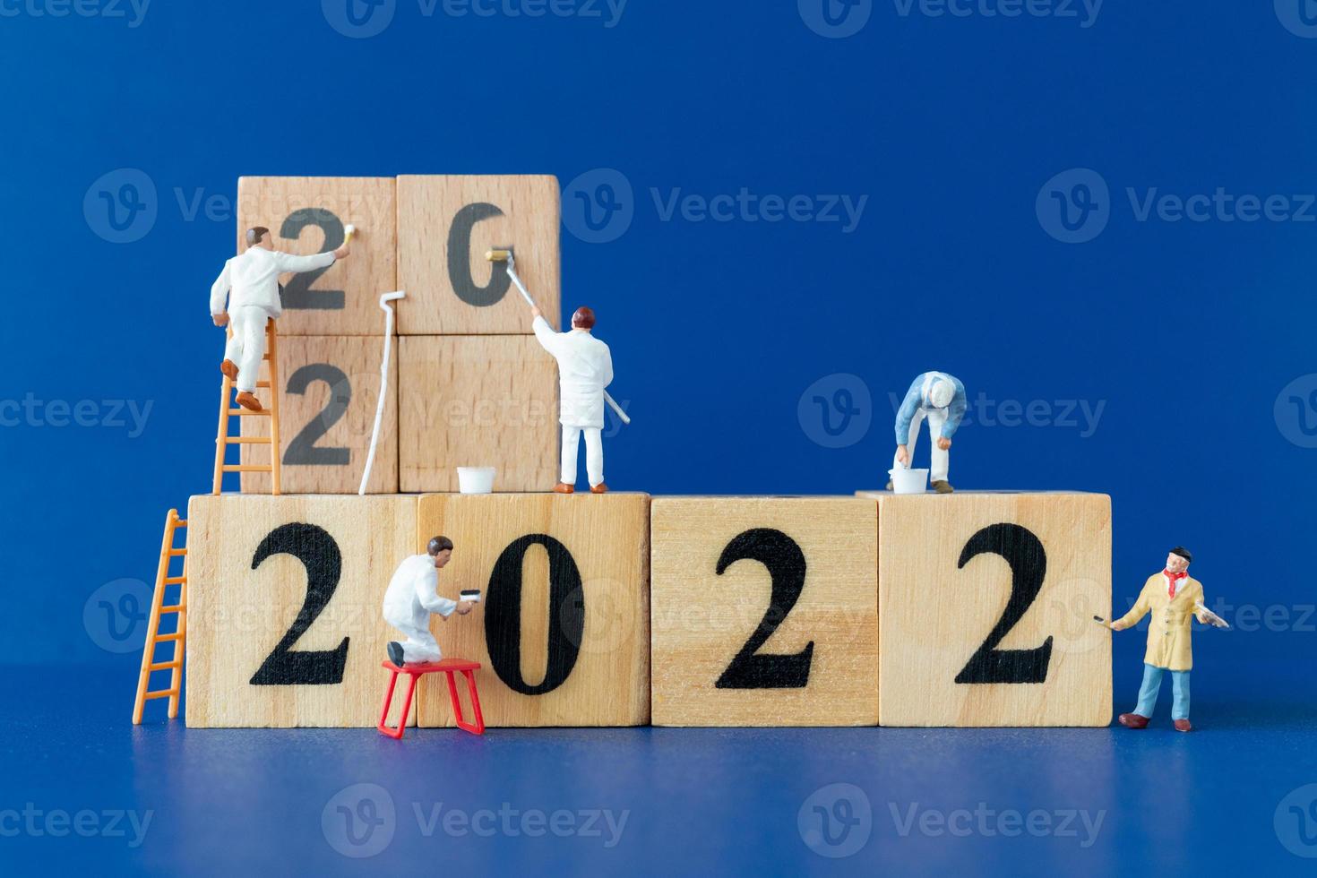 Miniatur-Menschen-Arbeiter-Team-Gemäldenummer 2022 foto