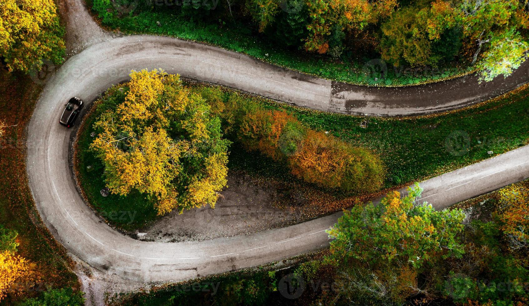 Zick-Zack-Straße, umrahmt von orangefarbenem Herbstwald foto