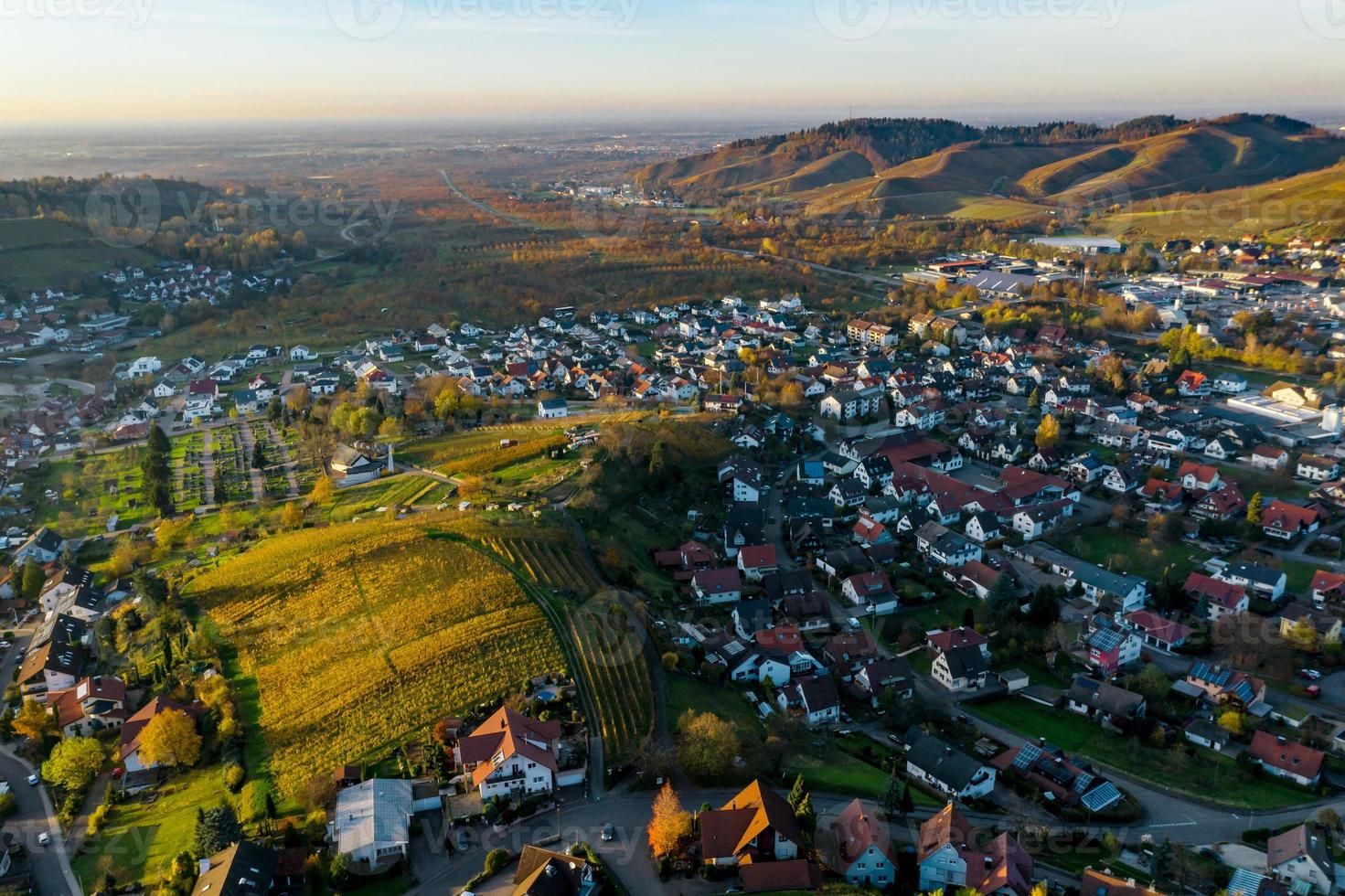 Luftaufnahme von kappelrodeck in den schwarzwaldbergen, deutschland foto