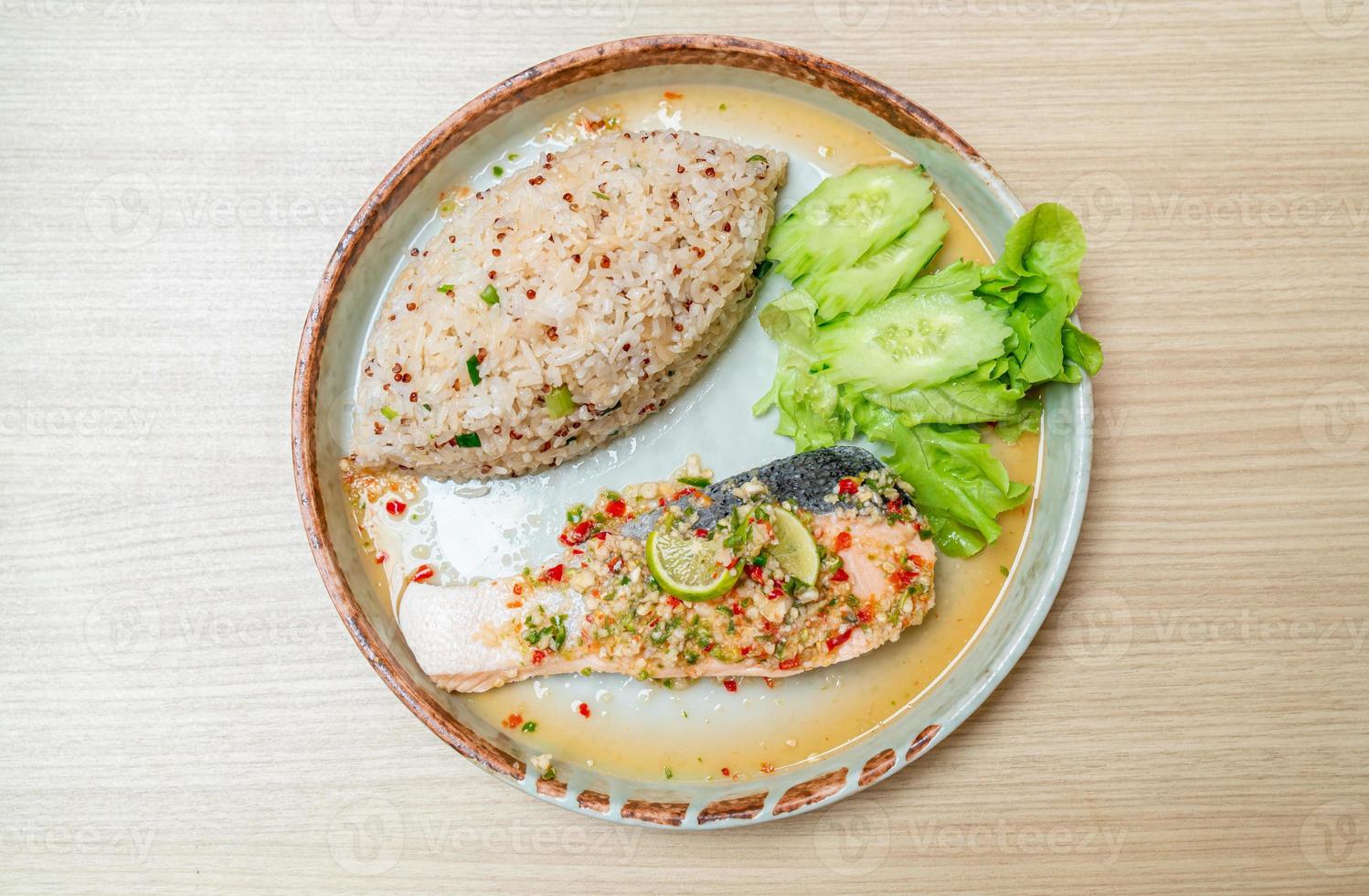 Gebratener Quinoa-Reis mit gedünstetem Lachs in Limetten-Chili-Dressing - gesunder Ernährungsstil foto