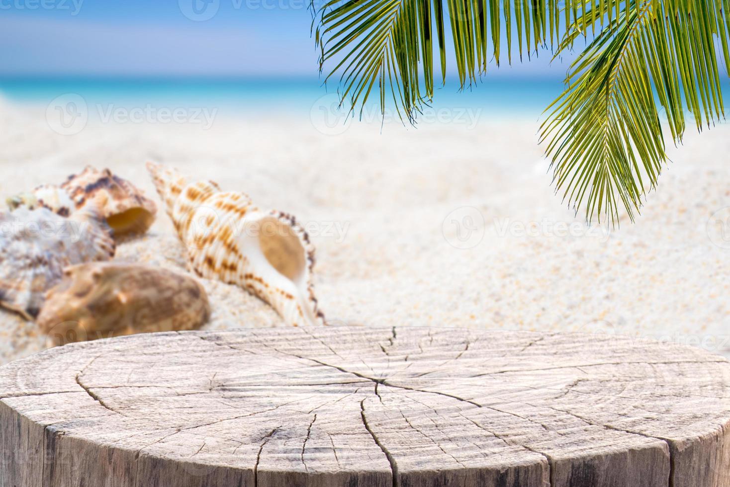 Stumpftisch auf Sand für die Produktpräsentation. foto