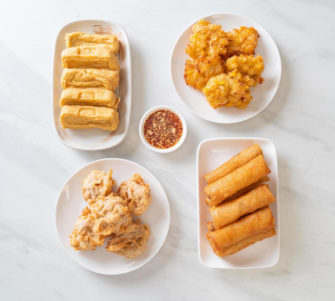 gebratener Taro, Mais, Tofu und Frühlingsrollen mit Sauce - vegan und vegetarisch foto