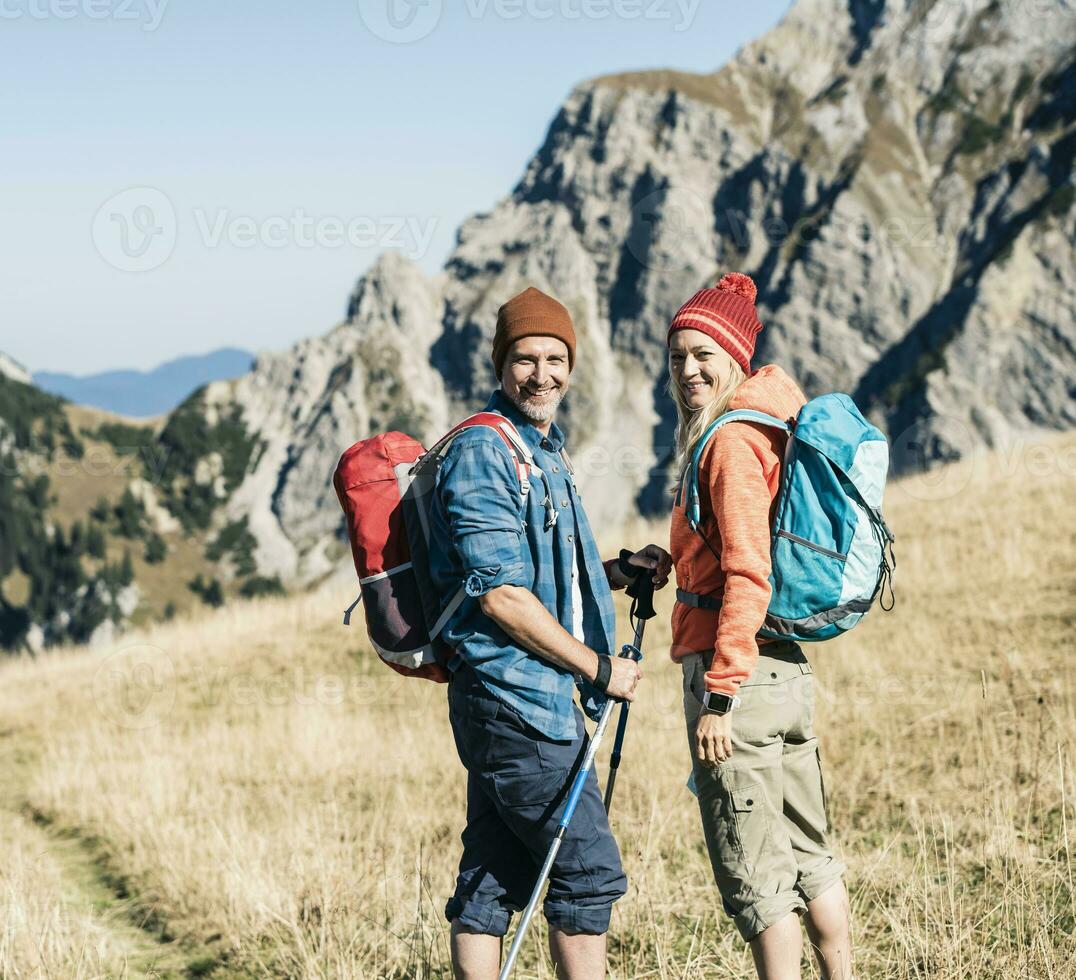 Österreich, Tirol, glücklich Paar auf ein Wandern Ausflug im das Berge foto