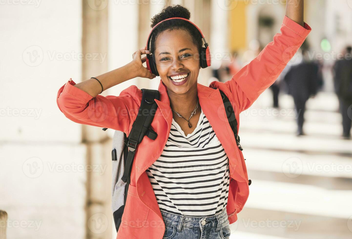 Porträt von glücklich jung Frau mit Kopfhörer Hören zu Musik- im das Stadt, Lissabon, Portugal foto