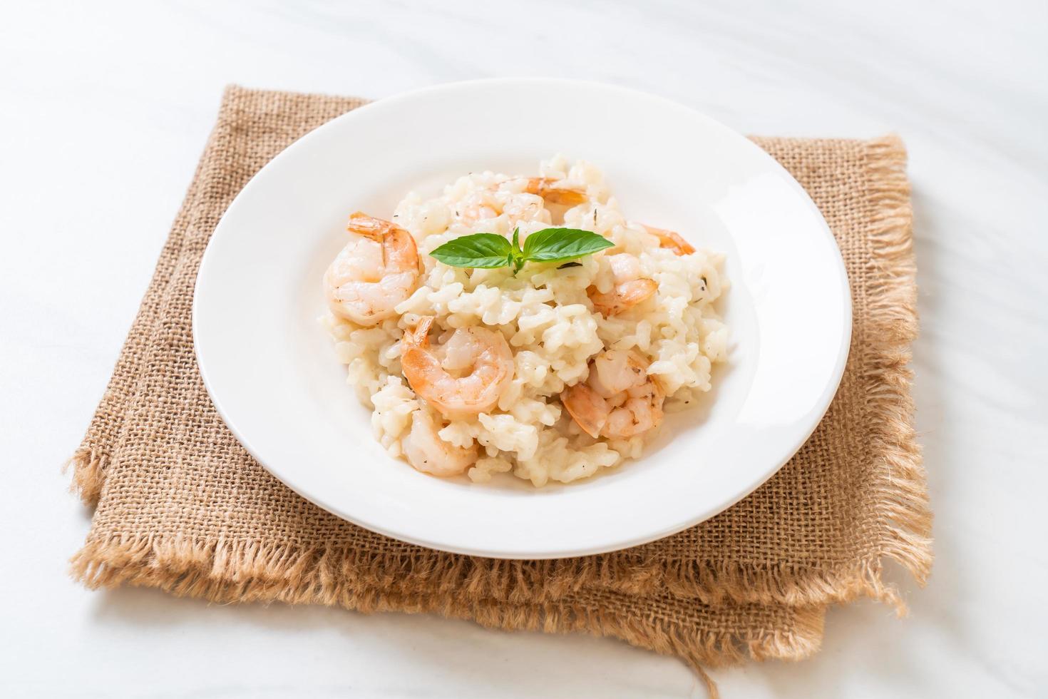 italienisches Risotto mit Garnelen auf weißem Teller foto