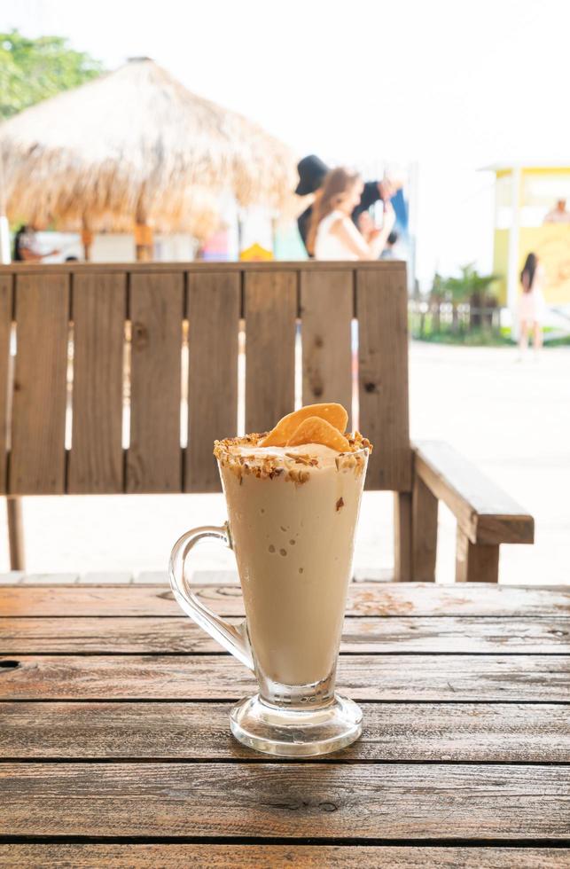 Karamell-Kaffee-Nuss-Smoothie-Milchshake-Glas im Café und Restaurant foto