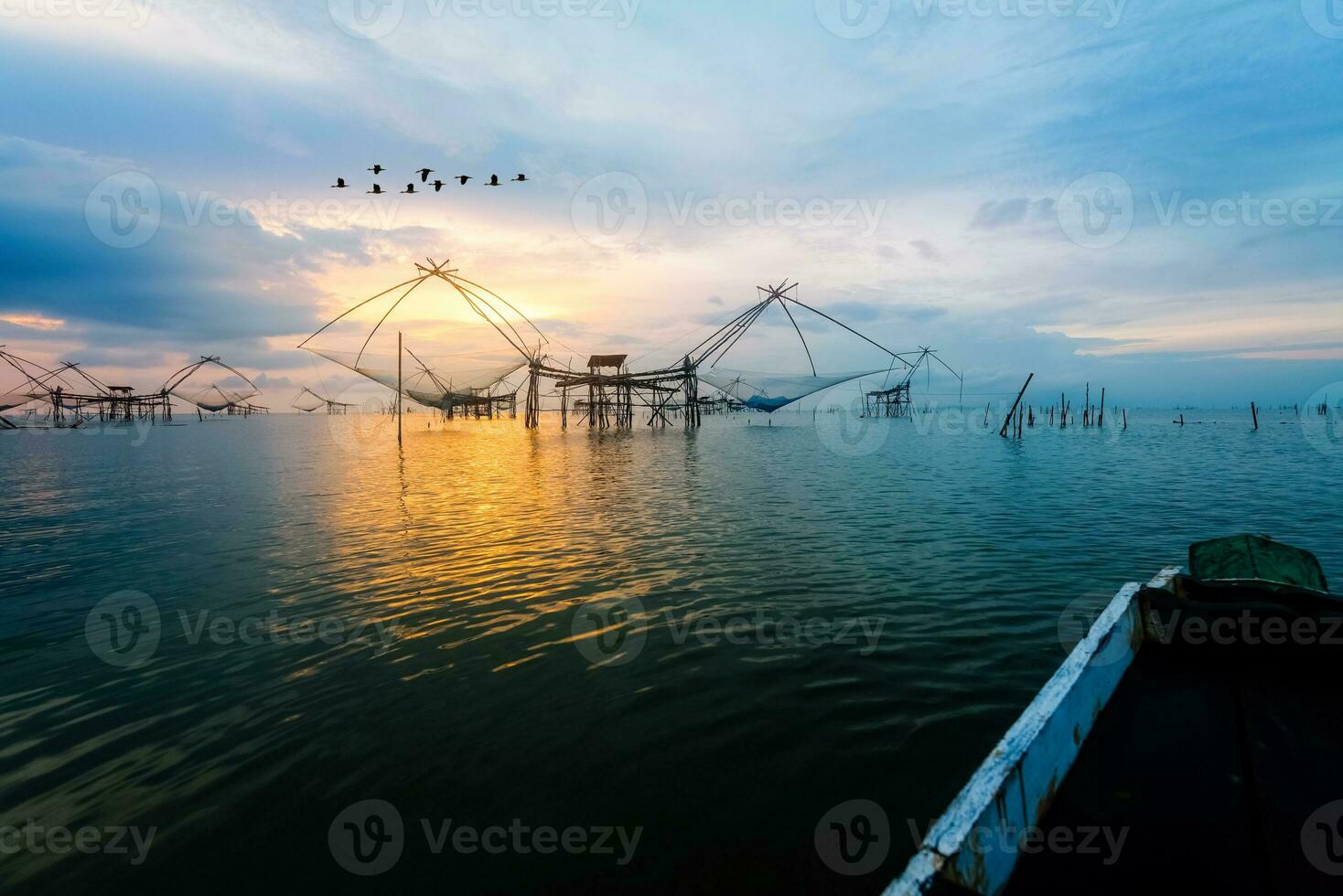 ländlich Lebensstil beim pakpra Kanal während Sonnenaufgang im Thailand foto