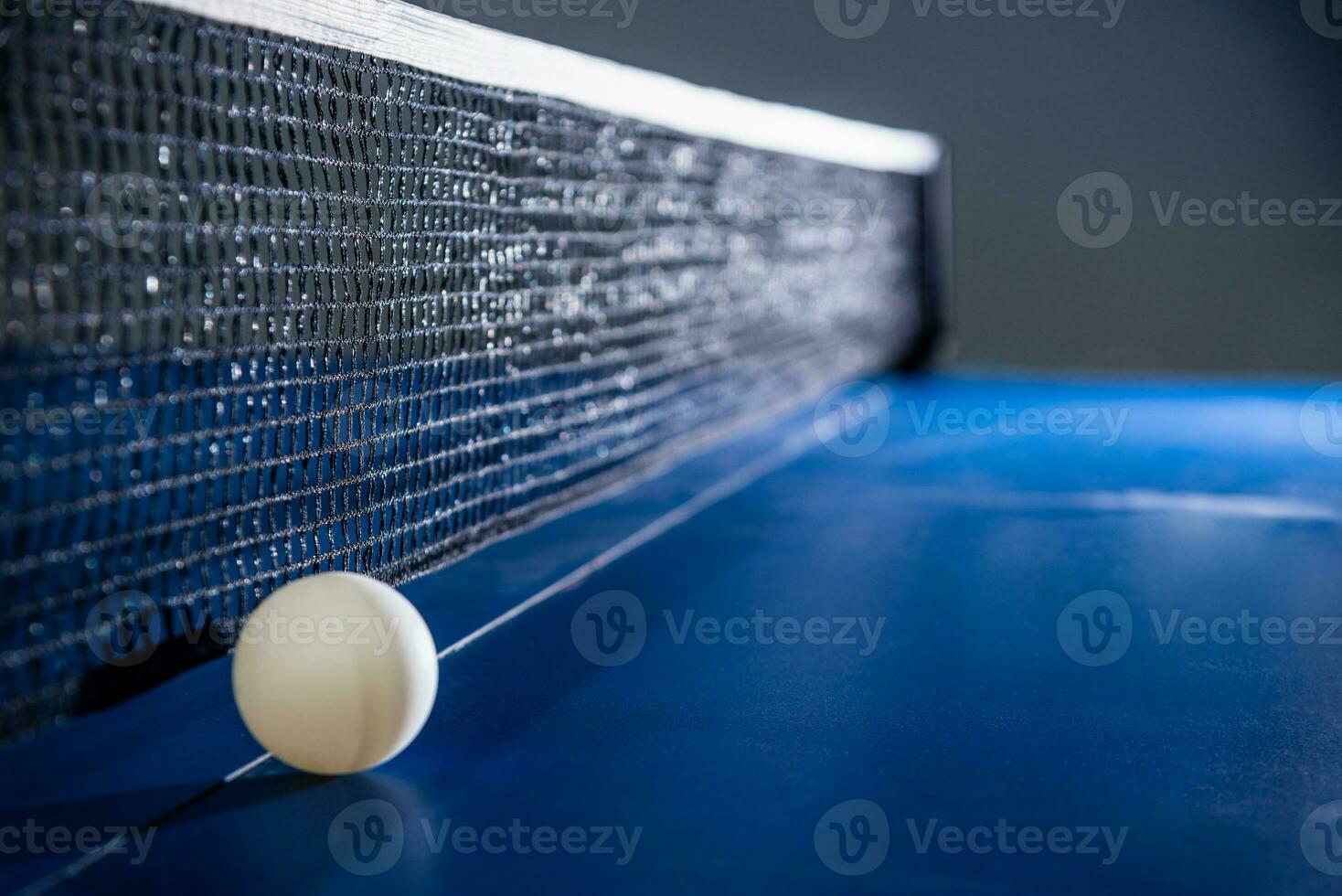 Nahansicht Weiß Tabelle Tennis Ball und ein schwarz Netz foto