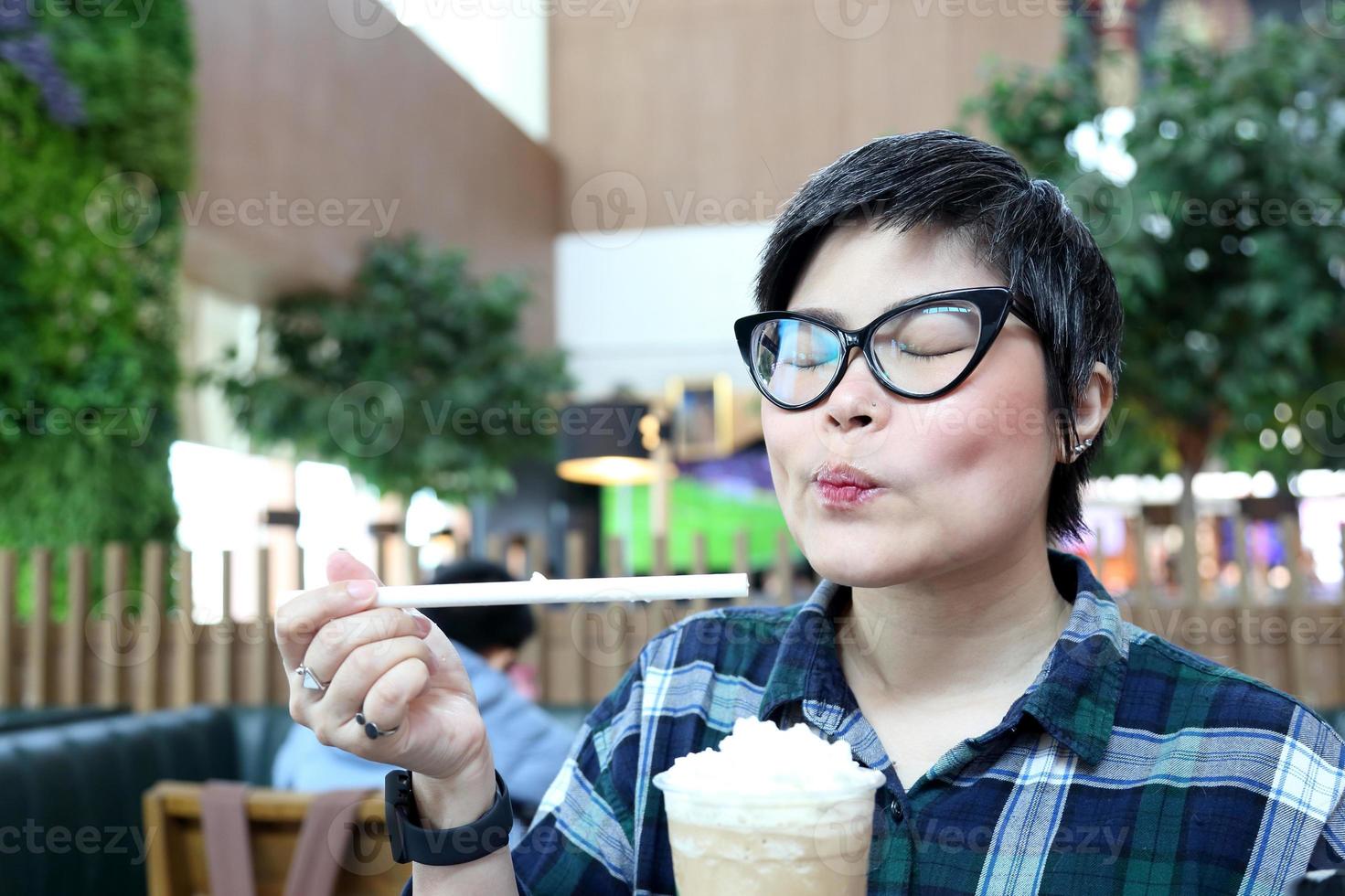 Frau isst Kaffee foto