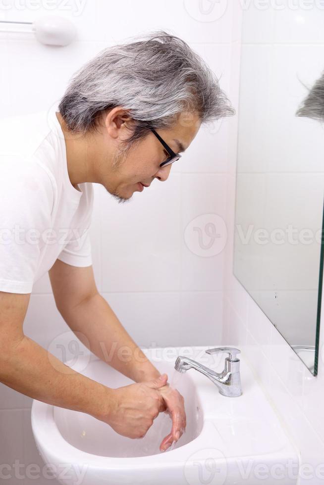 Handwäsche im Waschbecken wash foto