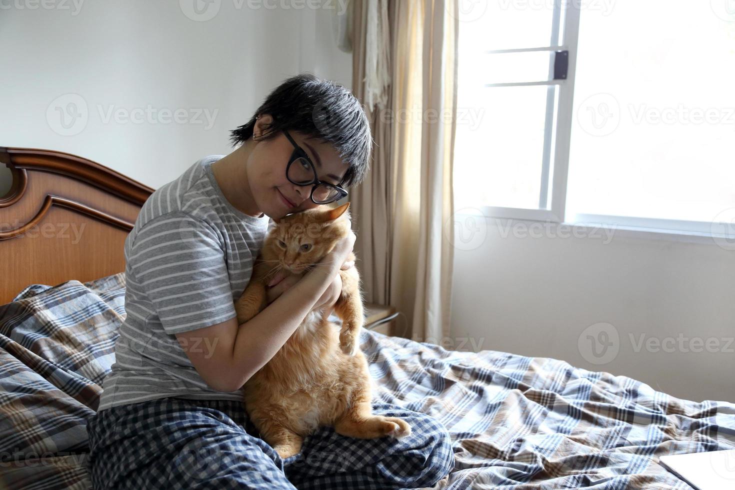 Frau umarmt Katze foto