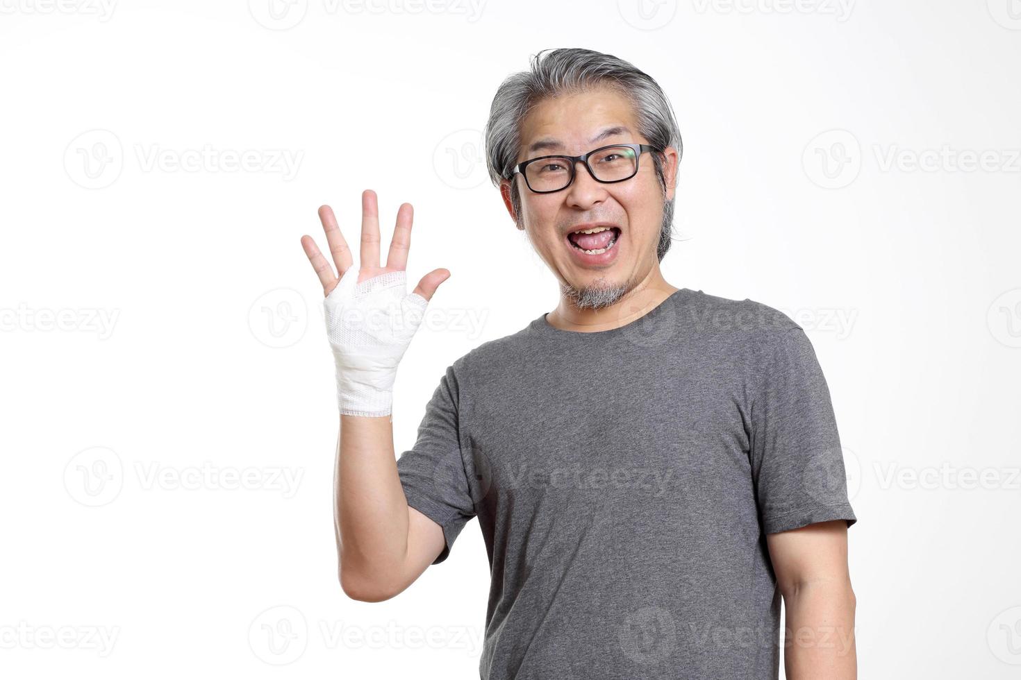 Mann mit verletzter Hand foto