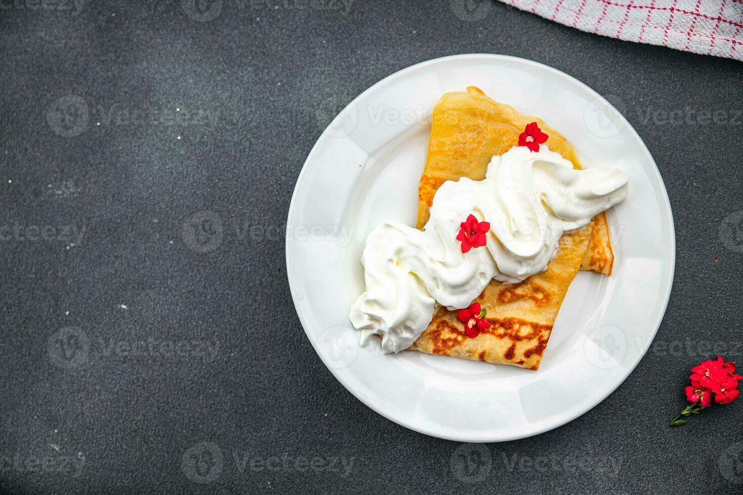 Crepes ausgepeitscht Sahne Pfannkuchen Portion Süss köstlich Dessert Vorspeise Mahlzeit Essen Snack auf das Tabelle Kopieren Raum foto