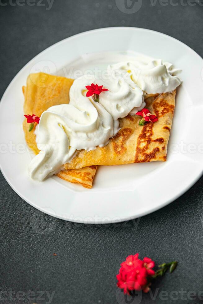 Crepes ausgepeitscht Sahne Pfannkuchen Portion Süss köstlich Dessert Vorspeise Mahlzeit Essen Snack auf das Tabelle Kopieren Raum foto