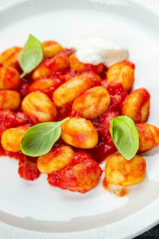 Gnocchi Kartoffel Gericht Tomate Soße Nein Fleisch Vorspeise Mahlzeit Essen Snack auf das Tabelle Kopieren Raum Essen Hintergrund rustikal oben Aussicht foto