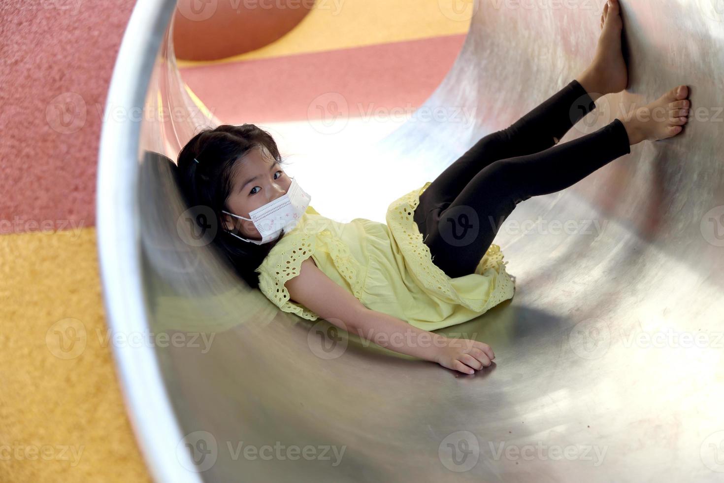 Kind am Spielplatz foto