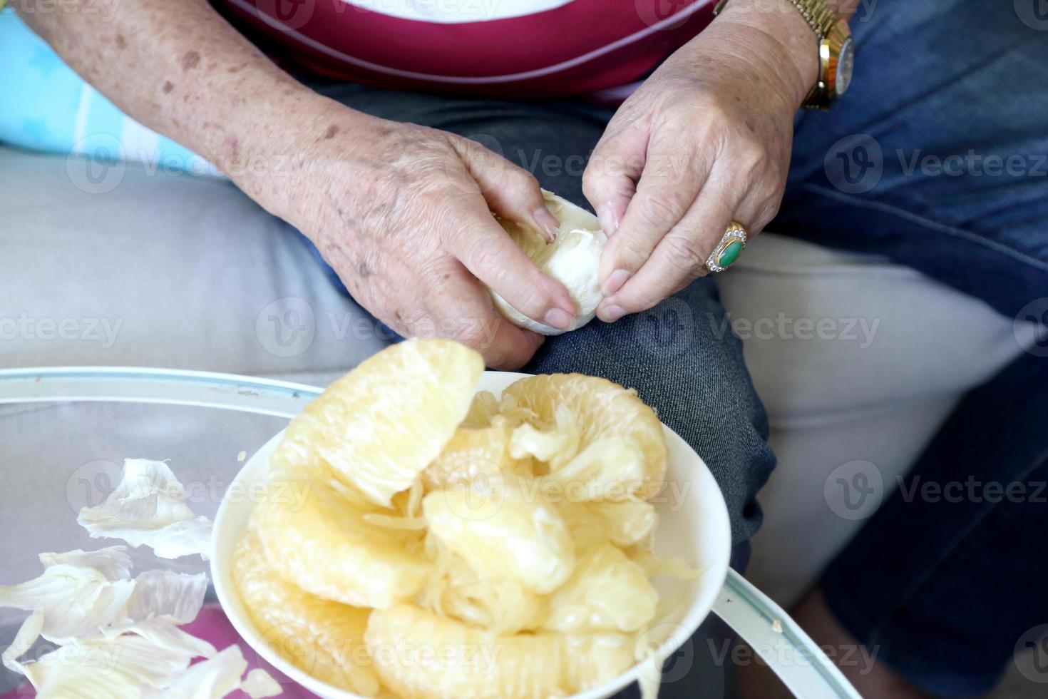 Pampelmuse schälen foto