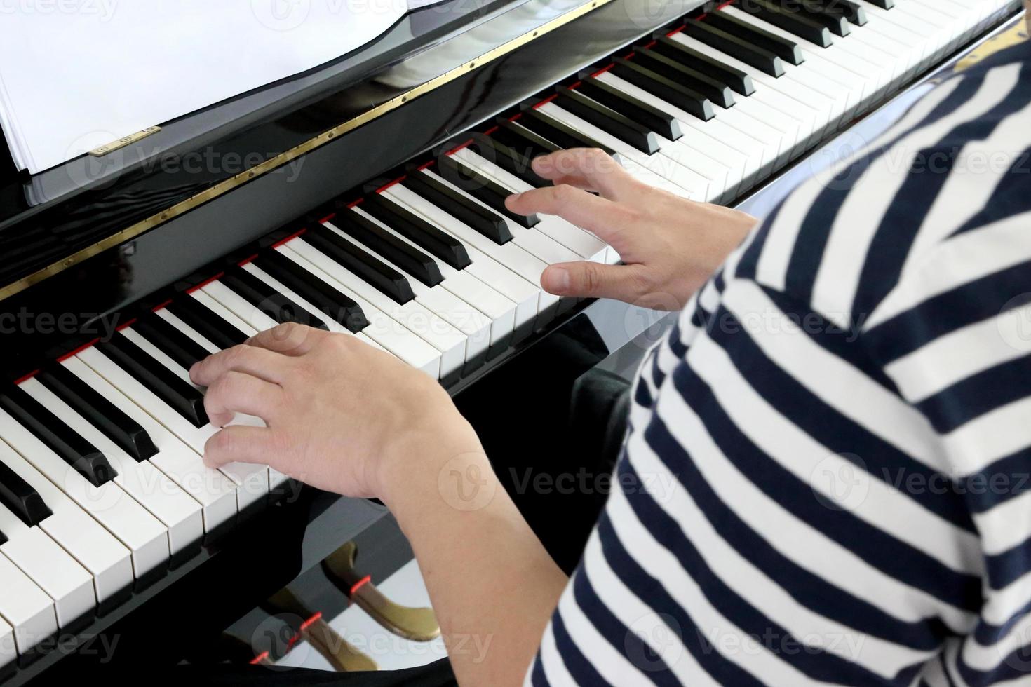 asiatischer Mann, der Klavier spielt foto