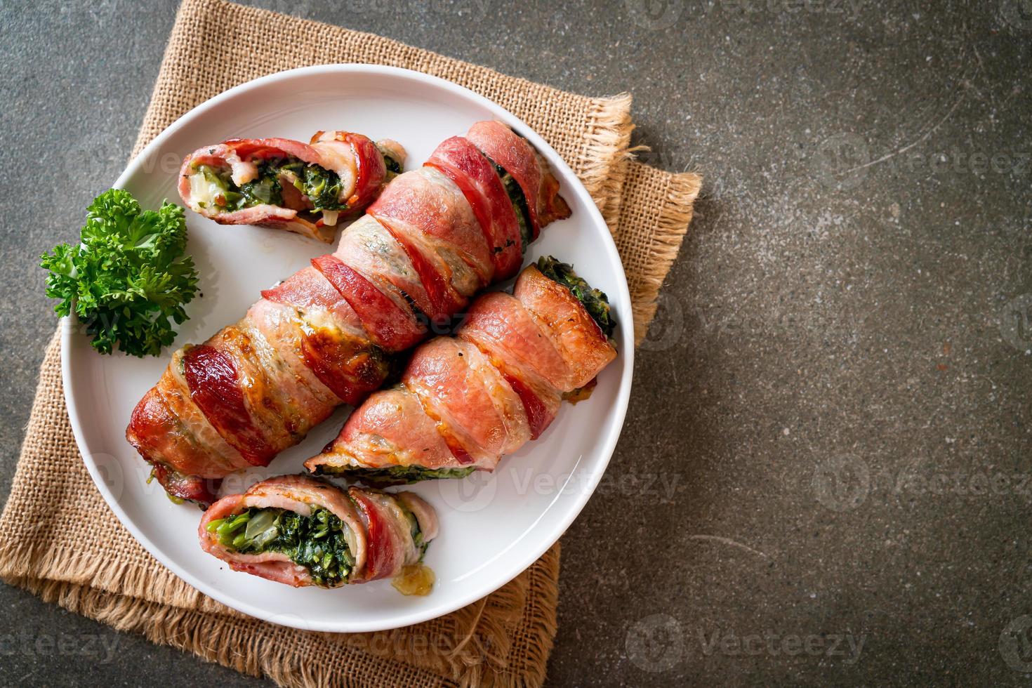 gebackene Speckrolle gefüllt mit Spinat und Käse foto