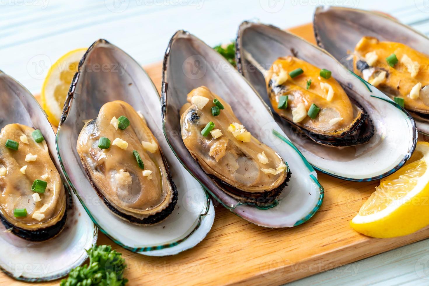 Meeresfrüchte-Muscheln mit Zitrone und Knoblauch foto