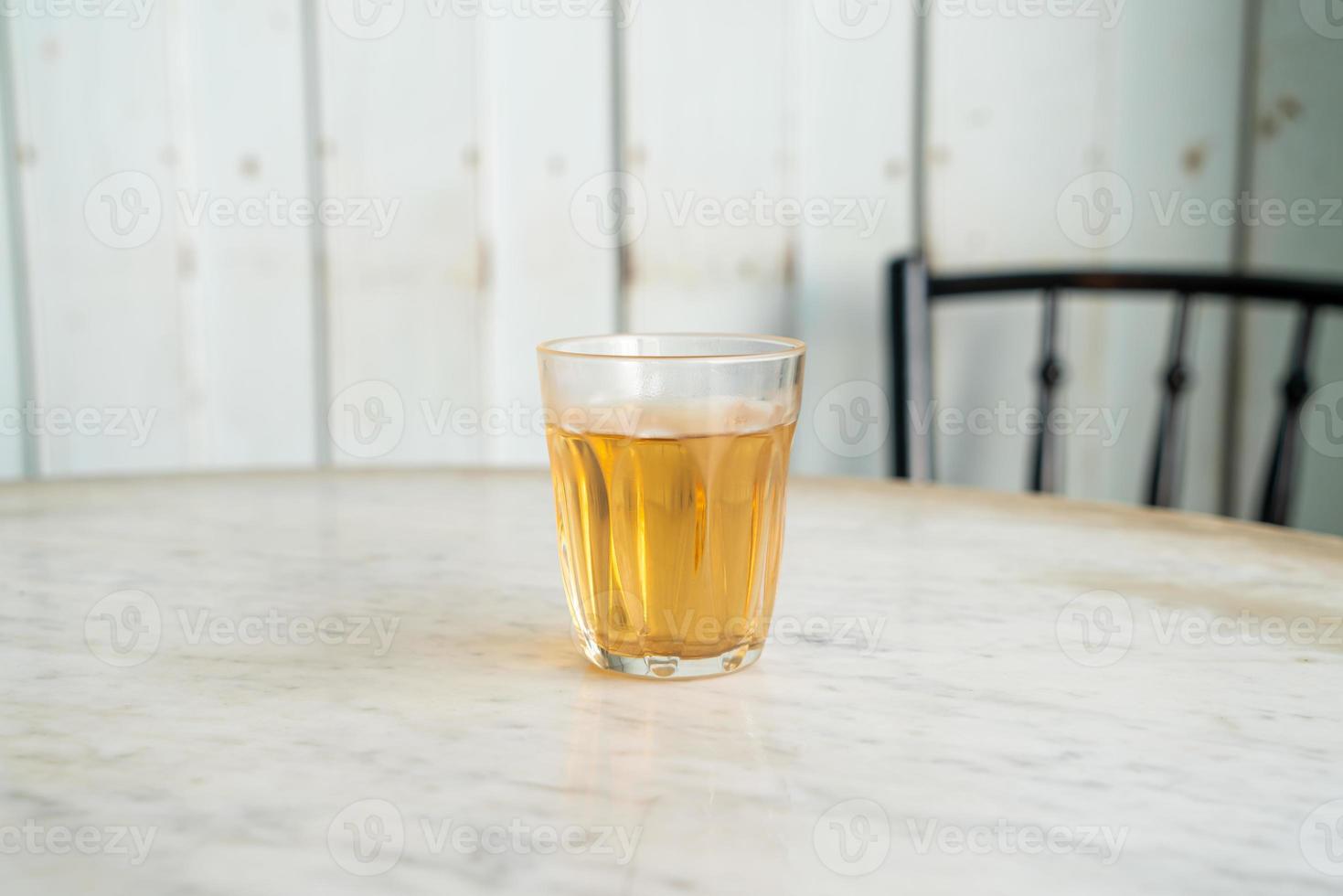 heißer chinesischer Tee im Glas auf dem Tisch foto