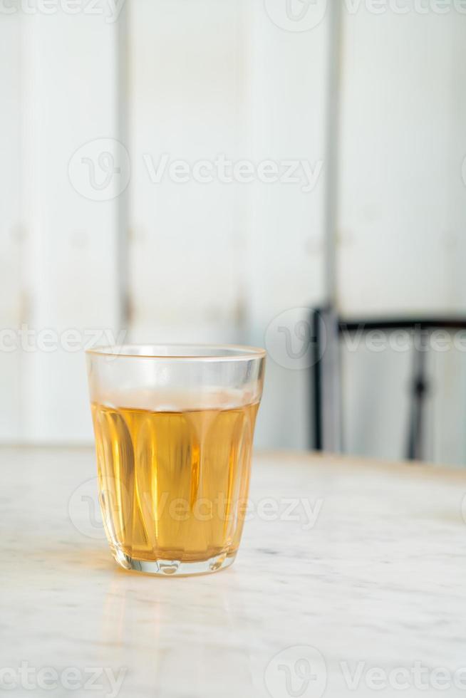 heißer chinesischer Tee im Glas auf dem Tisch foto