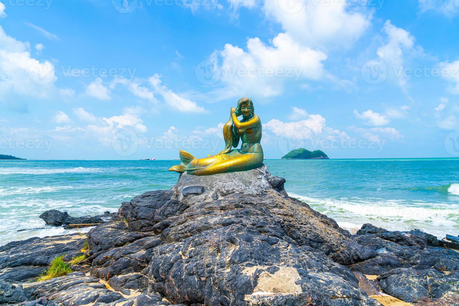 Goldene Meerjungfrau-Statuen am Strand von Samila. Wahrzeichen von Songkla in Thailand. foto