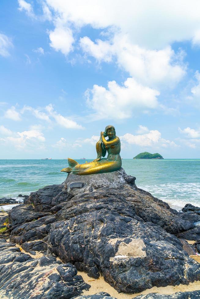 Goldene Meerjungfrau-Statuen am Strand von Samila. Wahrzeichen von Songkla in Thailand. foto